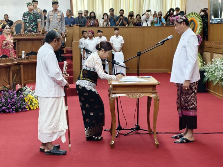 DPRD Bali Kukuhkan Komang Dyah Setuti sebagai Anggota PAW